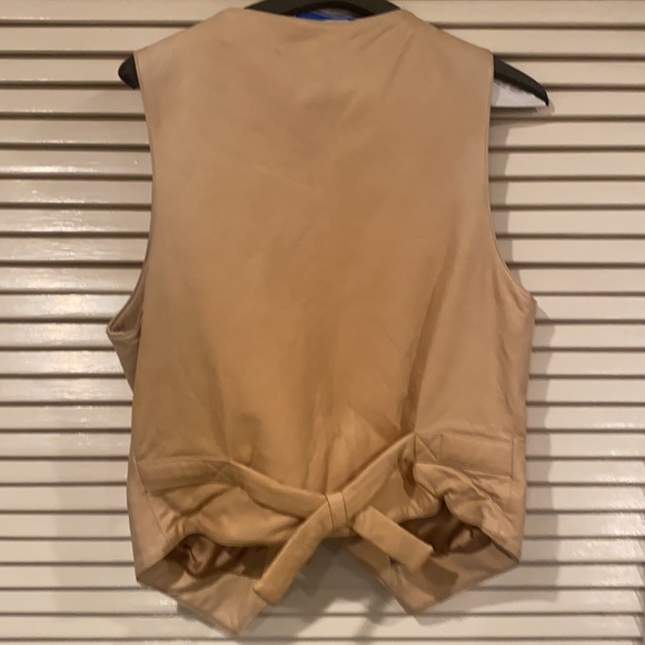 Absolutely wonderful leather vest . In EUC CONDITION. Vests are  the rave - Picture 5 of 5